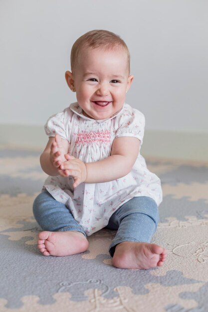 Photo cute baby girl sitting on mat