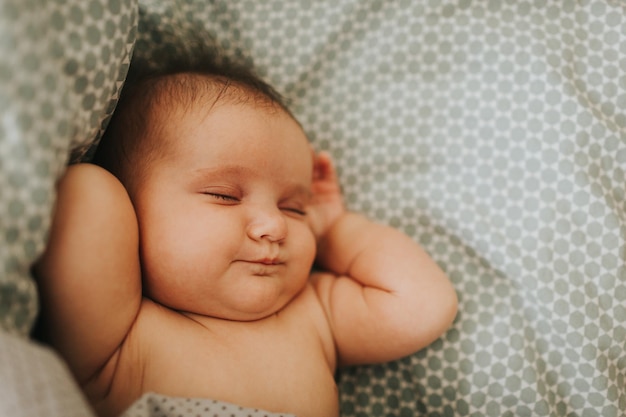 ベッドで眠っている可愛い赤ちゃん