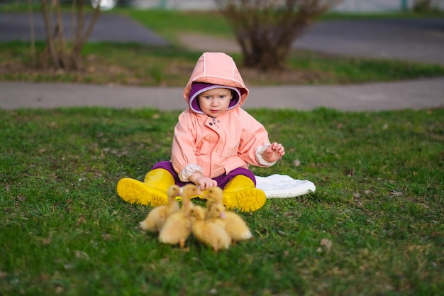 Foto una bambina carina con degli anatre.
