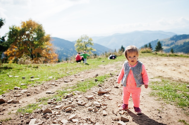 Foto cute baby girll che cammina nelle montagne. piccolo scopritore.