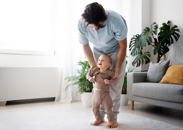 Foto bambino carino che fa i primi passi