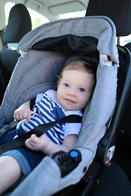 写真 車のチャイルドシートでかわいい赤ちゃん子供の輸送安全ポートレート幸せな幼児の男の子