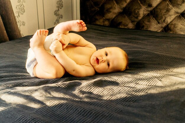 Photo cute baby lying on bed