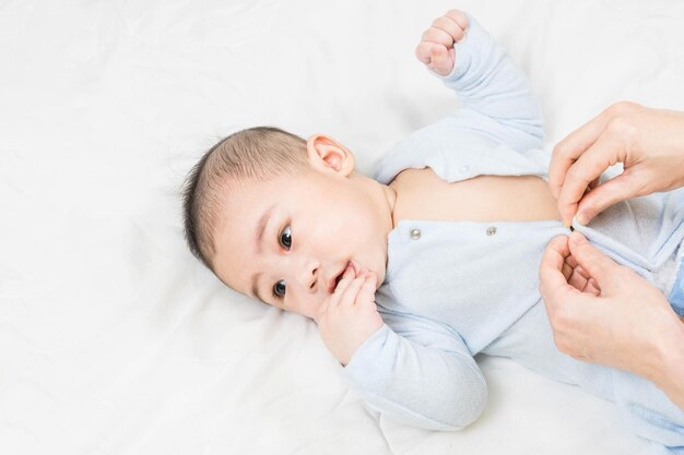 写真 ベッドに横たわっている可愛い赤ちゃん