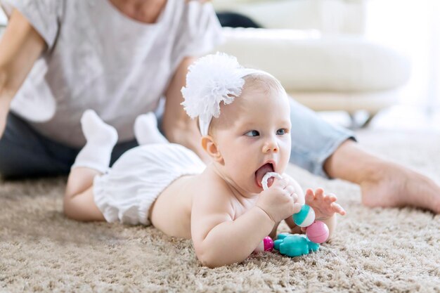 Photo cute baby lying on sofa at home