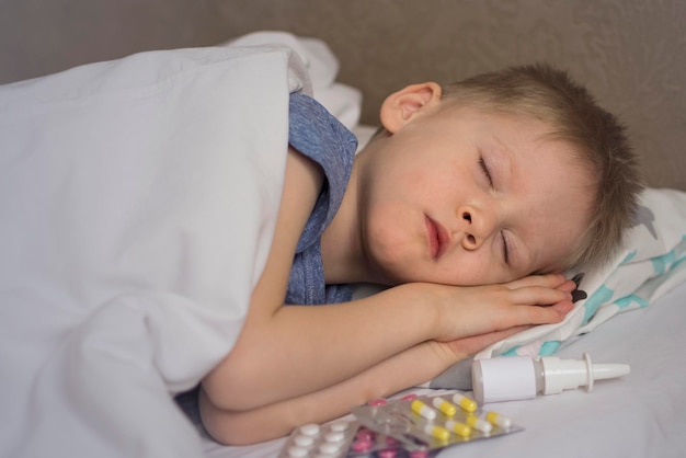 家のベッドで眠っている可愛い赤ちゃん