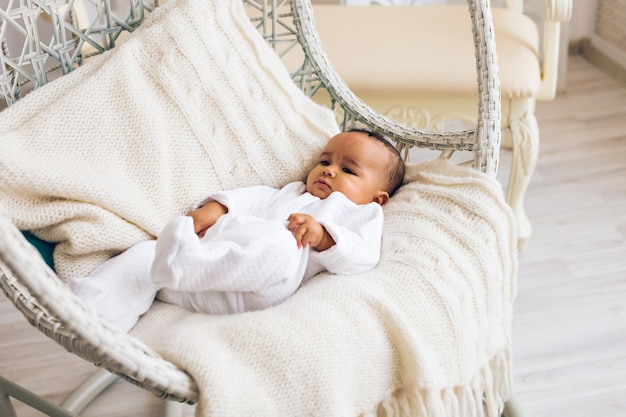 Foto piccola bambina che dorme sul letto