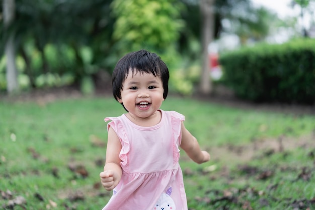 笑顔で公園で走っているかわいい赤ちゃん