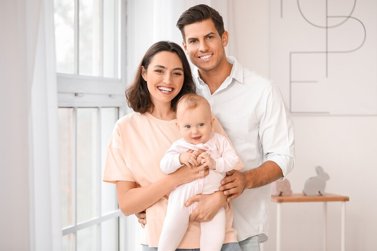 Photo cute baby with parents at home