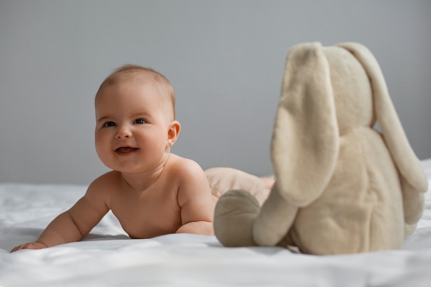 Foto bambino carino con animale di peluche