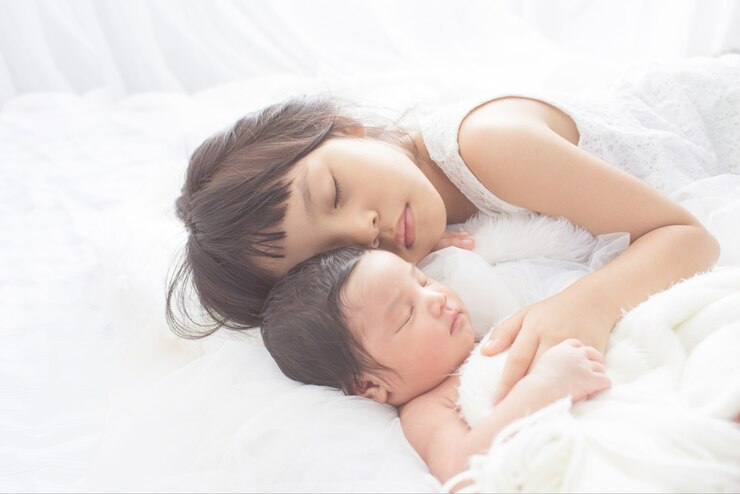 Photo 새로운 신생아와 함께 귀여운 언니