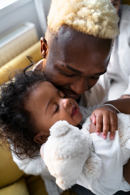 Foto carino bambino nero a casa con i genitori