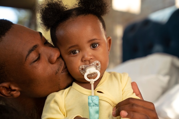 Photo cute black baby at home with parents