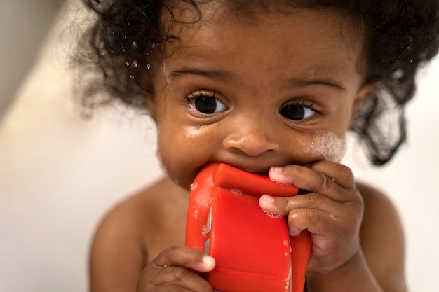 Foto simpatico bambino nero a casa