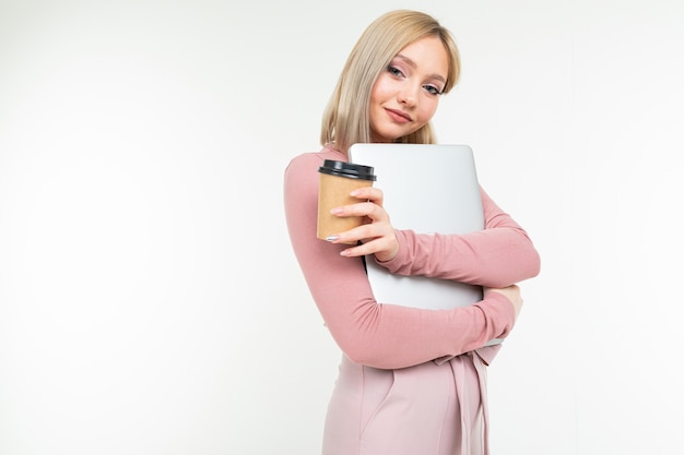 커피 한잔과 그녀의 손에 노트북 휴식 시간에 귀여운 금발 소녀