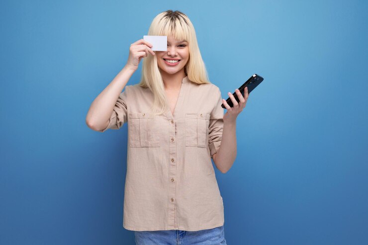Photo cute blonde european young woman showing shopping card mockup