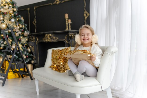 Ragazza bionda carina in attesa del natale.