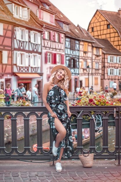 ヨーロッパの都市、Colmar、フランスを探索するかわいい金髪の女性