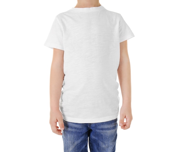 Милый мальчик в пустой футболке, изолированной на белом