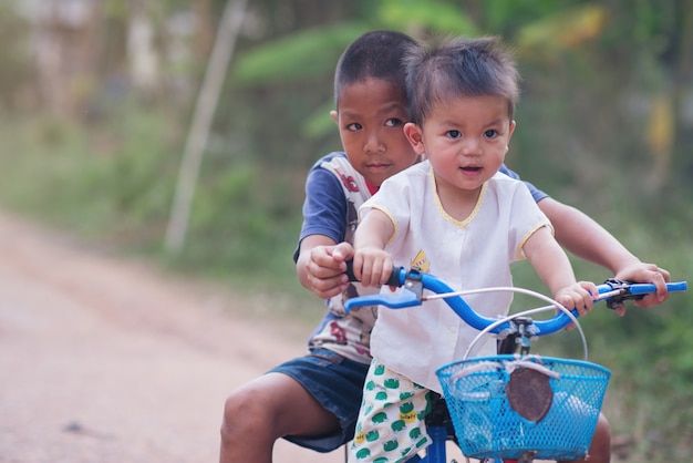 かわいい男の子と弟の自転車トレーニング