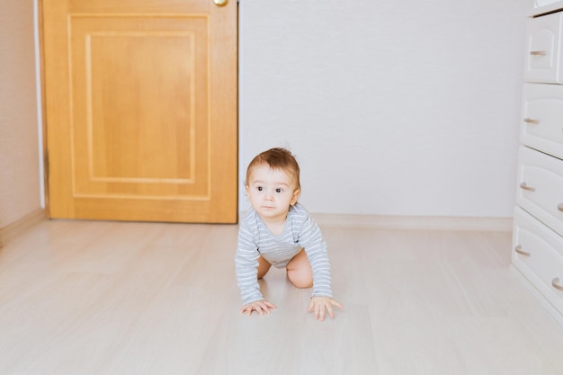 Photo cute boy crawling at home