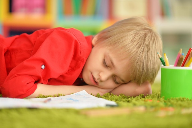 Photo cute boy drawing with pencils