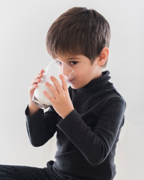 ミルクのガラスを飲むかわいい男の子