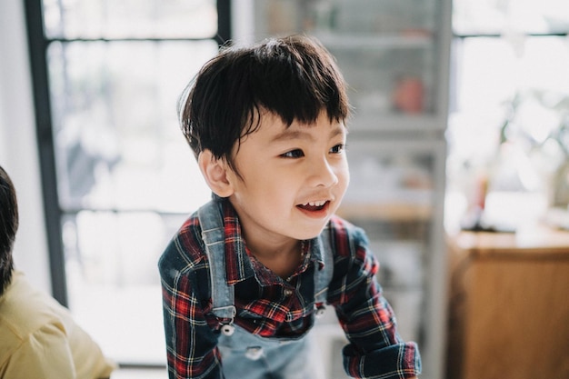 집에서 멀리 보는 귀여운 소년