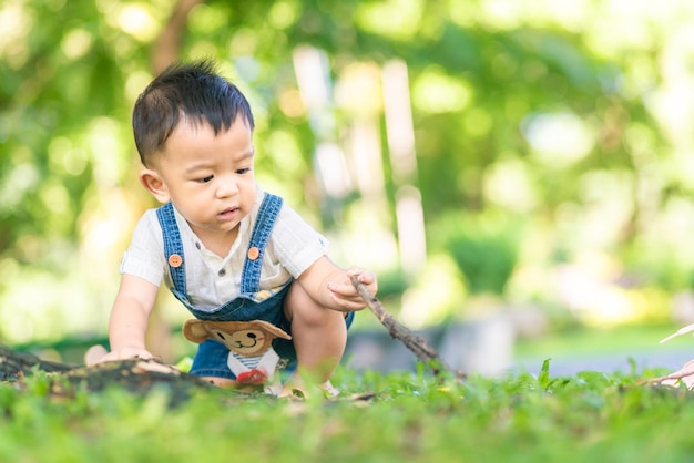 写真 可愛い男の子が目をそらしている