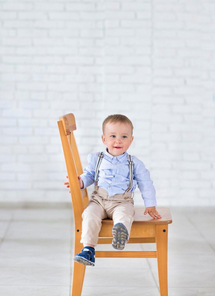 Photo cute boy looking away