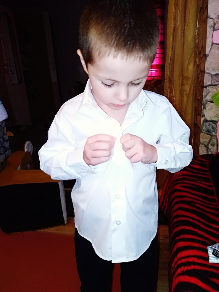 Photo cute boy looking at camera