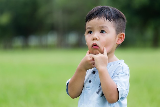 Il ragazzo carino fa una faccia buffa