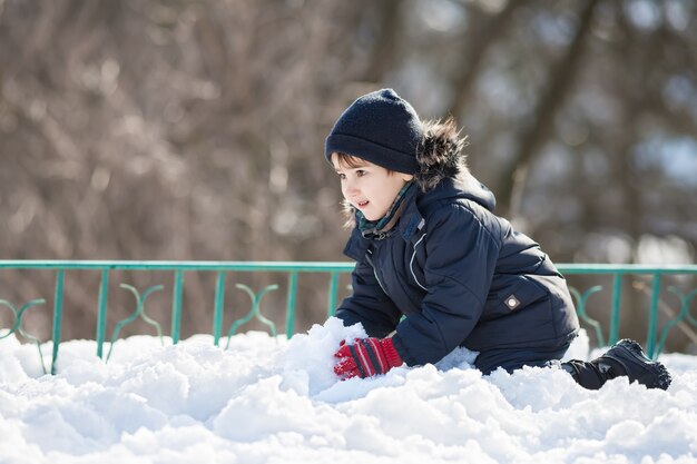 雪で遊ぶかわいい男の子