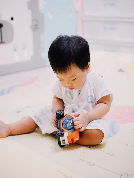 家でおもちゃで遊ぶ可愛い男の子