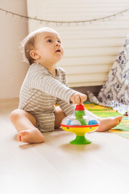 Photo cute boy playing with toy