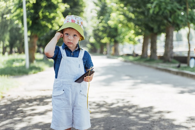 屋外の写真のためにポーズかわいい男の子