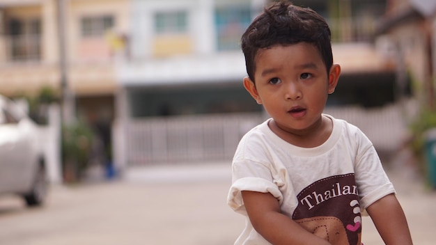 Photo cute boy standing outdoor