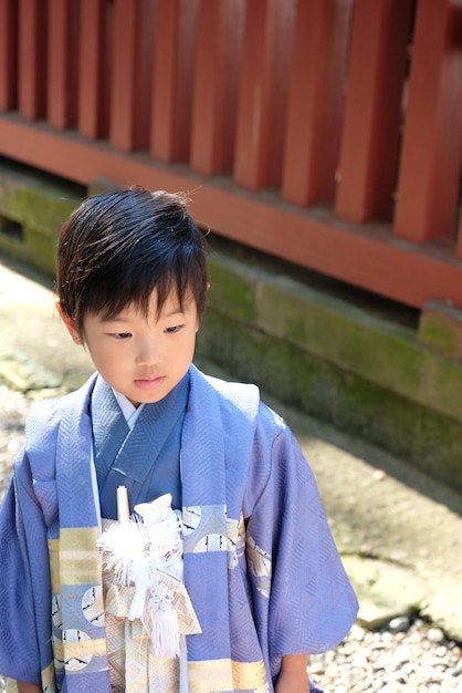 Photo cute boy standing outdoors