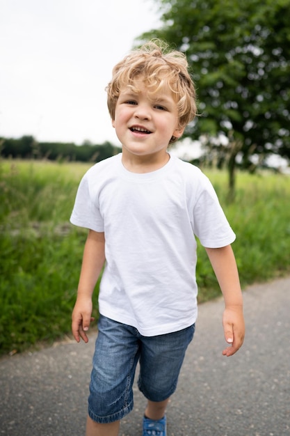 Photo cute boy standing outdoors