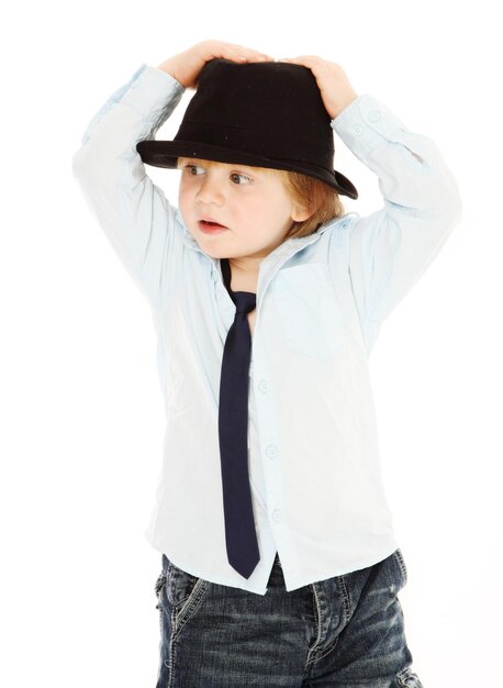 Foto ragazzo carino che indossa un cappello mentre è in piedi contro uno sfondo bianco