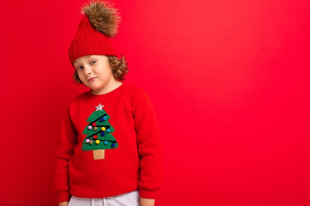 크리스마스 스웨터와 모자와 귀여운 소년
