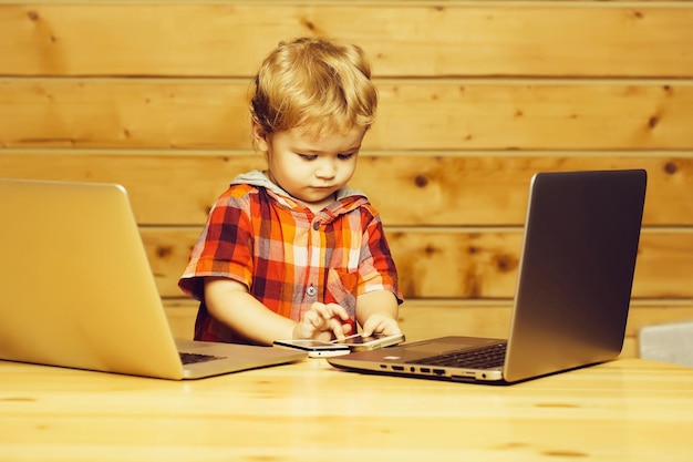 Foto ragazzo carino con i computer