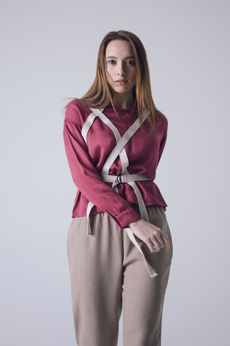 かわいいブルネットの女性の孤立したスタジオポートレート
