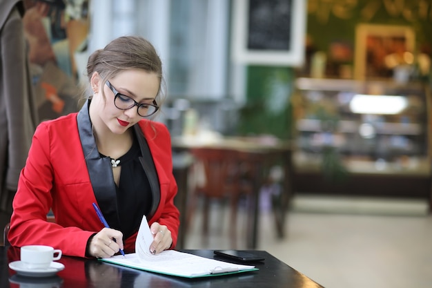 Una bella donna d'affari va a un incontro di lavoro in un caffè