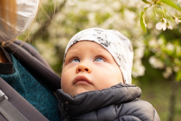 Neonato caucasico sveglio nel parco