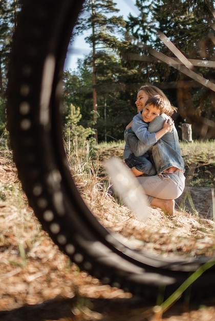 Photo cute caucasian boy and happy mother together outdoors