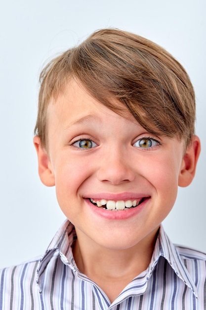 Foto il simpatico sorriso caucasico del ragazzino rende felice la faccia, le emozioni umane e i bambini