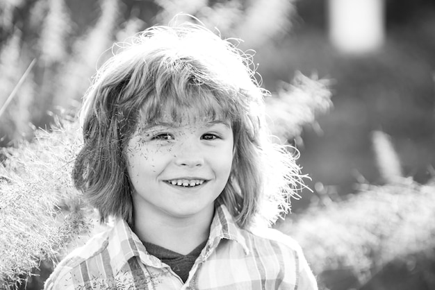 Ritratto di bambino carino bambino felice ragazzo sorride godendosi la vita ritratto di giovane ragazzo nel parco naturale o...