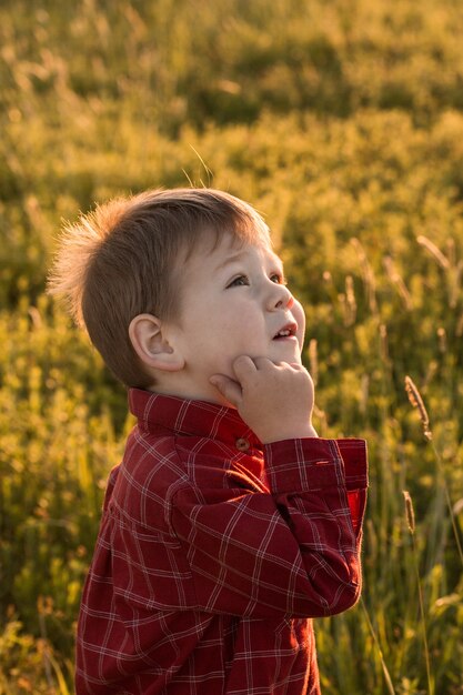 かわいい子の肖像画。スーパーボーイ。子供の顔。幸せな子供の概念。