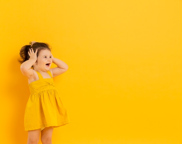 写真 コピースペースでポーズかわいい子